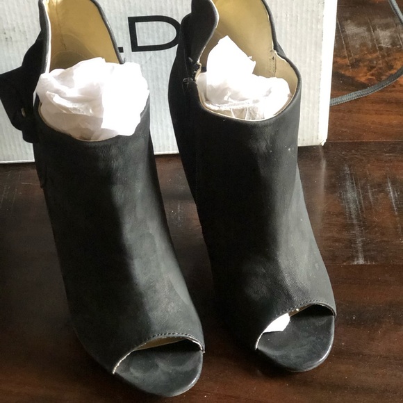 Gorgeous Periera Suede Peep Toe Booties 🖤 - Picture 3 of 8